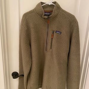 Patagonia zip up pullover fleece in olive.